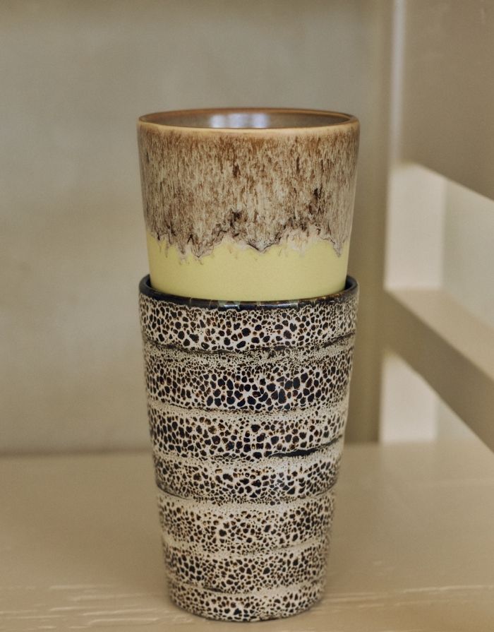 Mehrfarbiger HKliving 70s Ceramics Tee Becher aus glasiertem Steingut in hoher Form ohne Henkel.