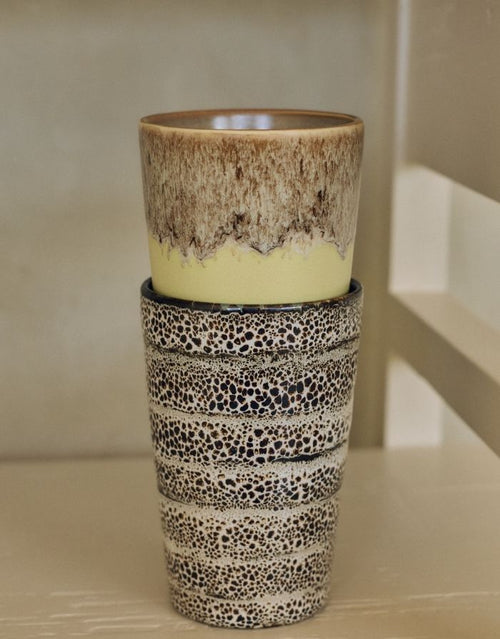 Mehrfarbiger HKliving 70s Ceramics Tee Becher aus glasiertem Steingut in hoher Form ohne Henkel.