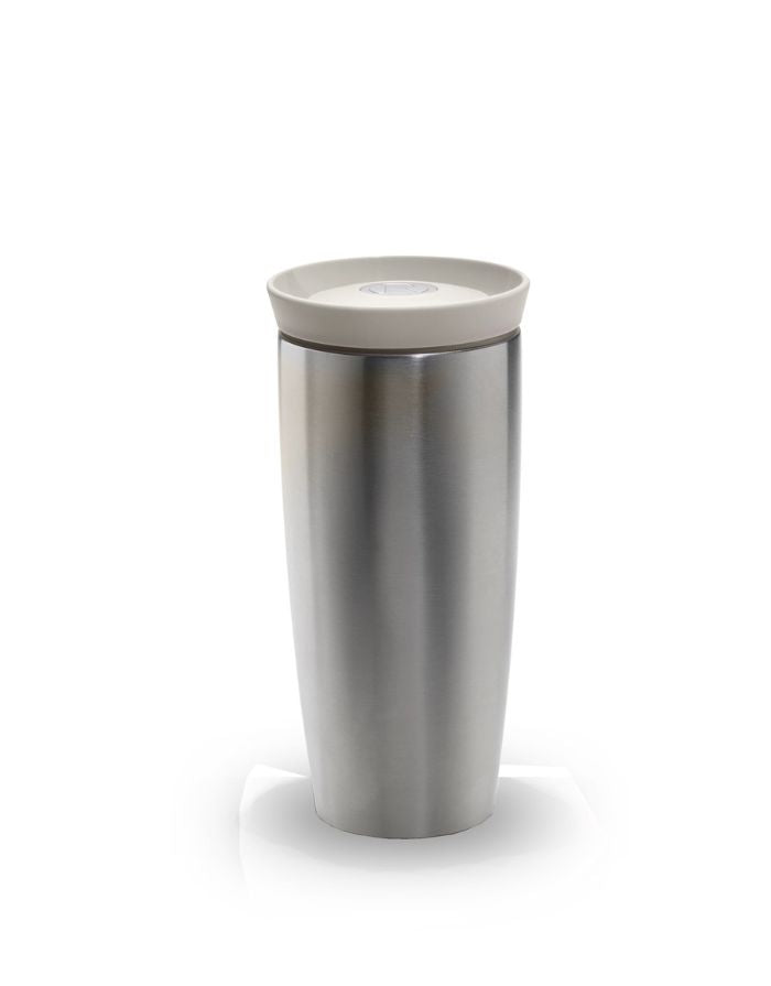 Rosendahl Grand Cru Outdoor Thermobecher in Sand aus Edelstahl mit 360-Grad-Trinkdeckel und 400 ml Fassungsvermögen.
