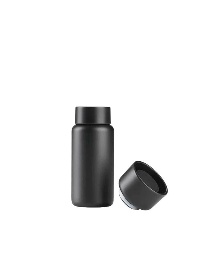 Zone Denmark Singles Thermobecher Black 400 ml aus Edelstahl mit Klickdeckel und Schraubverschluss, isolierter Coffee to go Becher in Schwarz