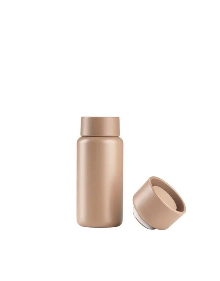Zone Denmark Singles Thermobecher Camel 400 ml aus Edelstahl mit Klickdeckel und Schraubverschluss, isolierter Coffee to go Becher in Braun