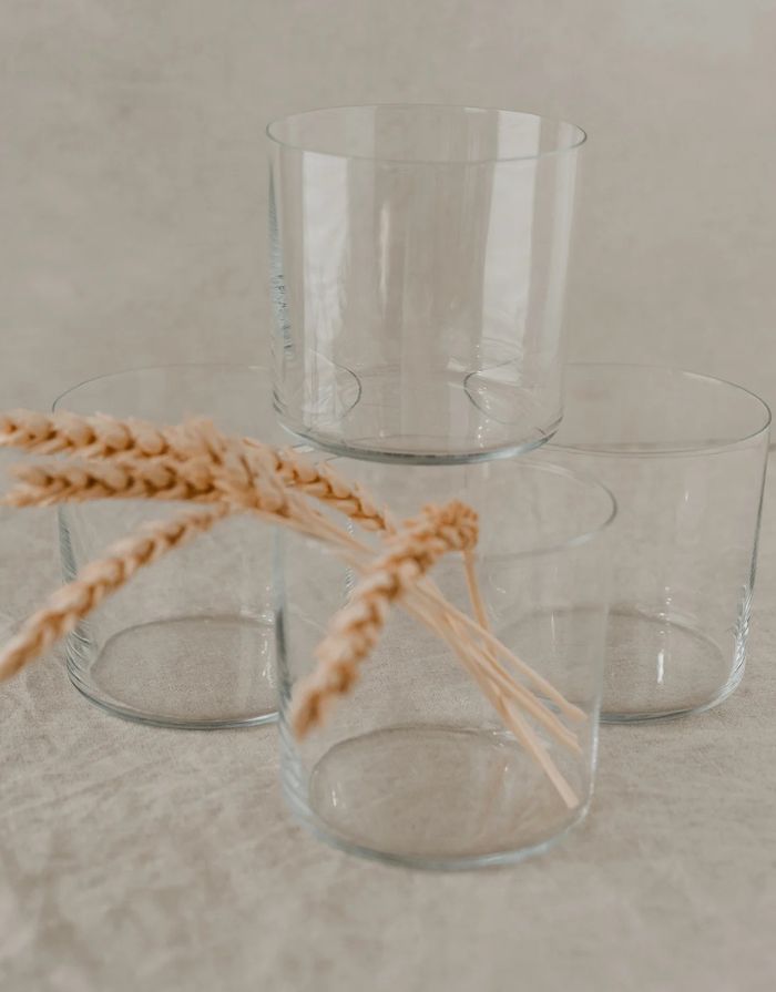 Eulenschnitt Trinkglas 4er Set aus Glas mit minimalistischer Form und Gravur im Boden und Getreide als Dekoration im Glas