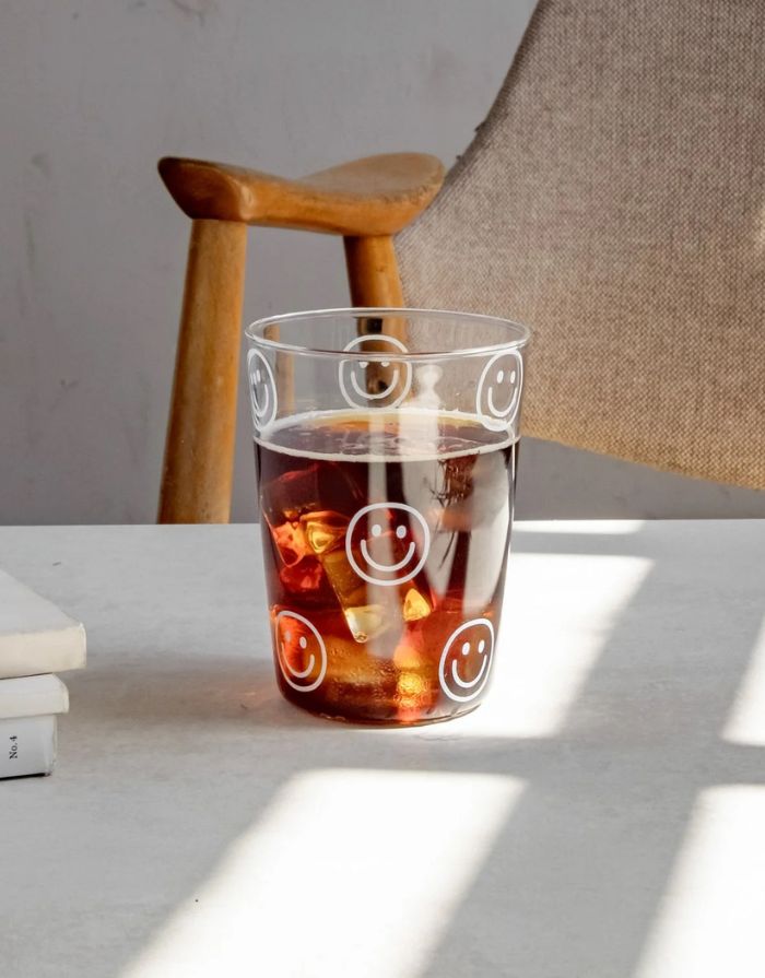 Eulenschnitt Trinkglas Smileys aus Glas mit weißen Smileymotiven und stapelbarem Design.