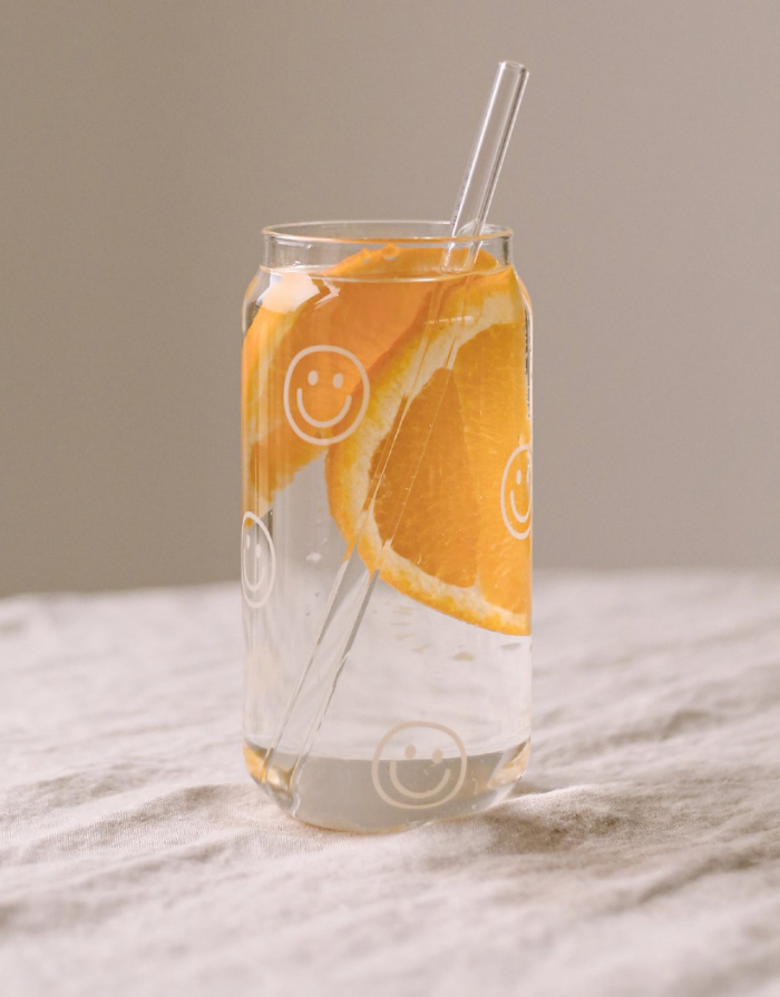 Hohes Trinkglas von Eulenschnitt in Dosenform mit weißem Allover-Smiley-Print aus Borosilikatglas