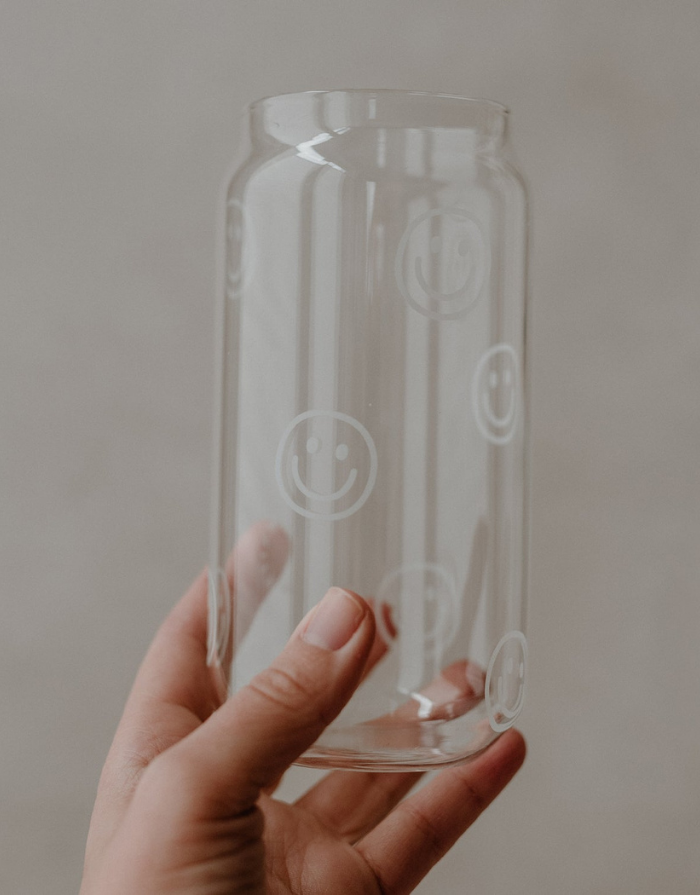 Hohes Trinkglas von Eulenschnitt in Dosenform mit weißem Allover-Smiley-Print aus Borosilikatglas