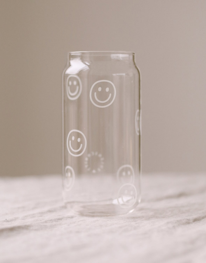 Hohes Trinkglas von Eulenschnitt in Dosenform mit weißem Allover-Smiley-Print aus Borosilikatglas