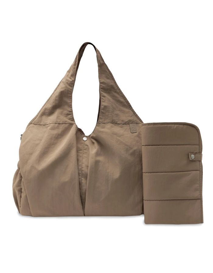  Jollein Urban Wickeltasche in der Farbe Earthy mit wasserabweisender Oberfläche und praktischen Fächern.