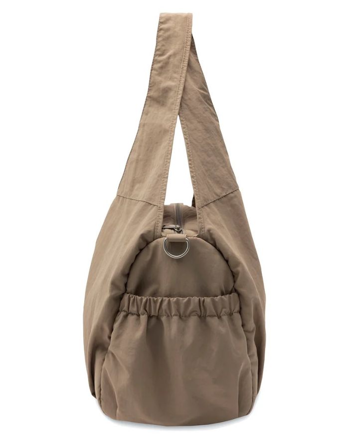  Jollein Urban Wickeltasche in der Farbe Earthy mit wasserabweisender Oberfläche und praktischen Fächern.