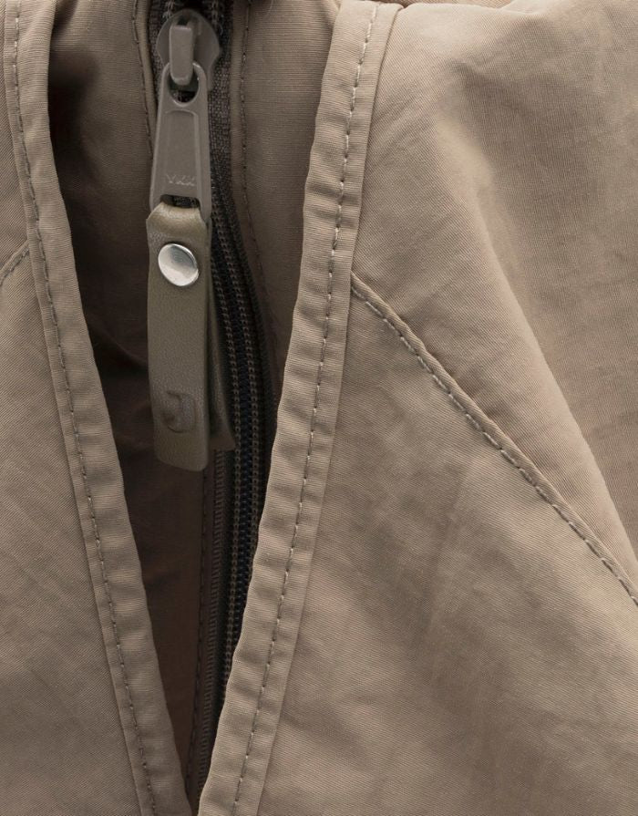  Jollein Urban Wickeltasche in der Farbe Earthy mit wasserabweisender Oberfläche und praktischen Fächern.