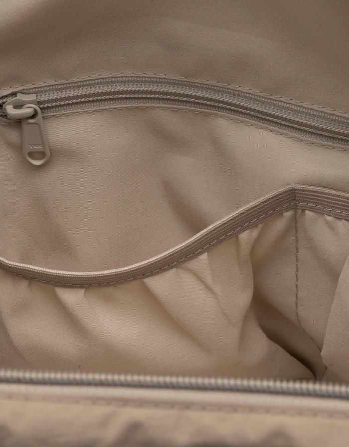 Jollein Urban Wickeltasche in der Farbe Earthy mit wasserabweisender Oberfläche und praktischen Fächern.