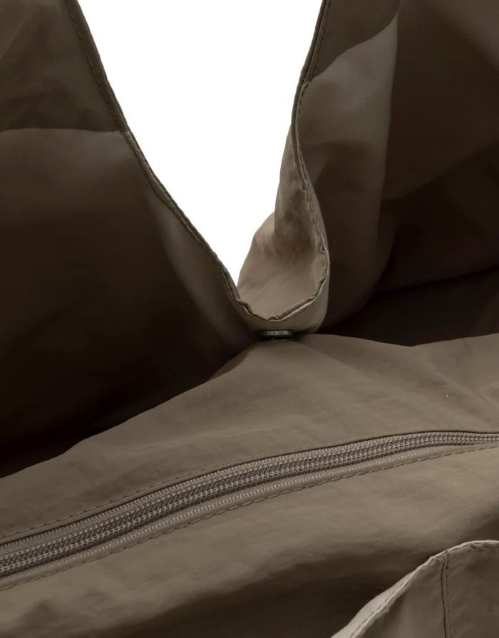  Jollein Urban Wickeltasche in der Farbe Earthy mit wasserabweisender Oberfläche und praktischen Fächern.