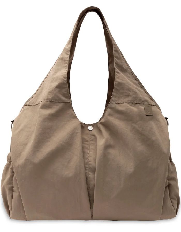  Jollein Urban Wickeltasche in der Farbe Earthy mit wasserabweisender Oberfläche und praktischen Fächern.
