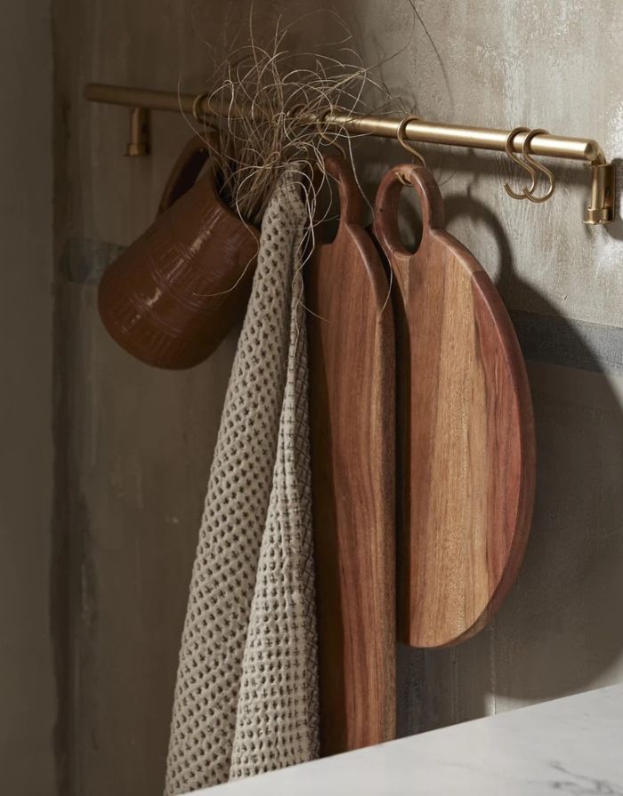 Nordal MALO Wandregal in Messingoptik mit sechs Haken und minimalistischem Design.