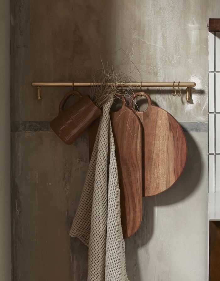 Nordal MALO Wandregal in Messingoptik mit sechs Haken und minimalistischem Design.