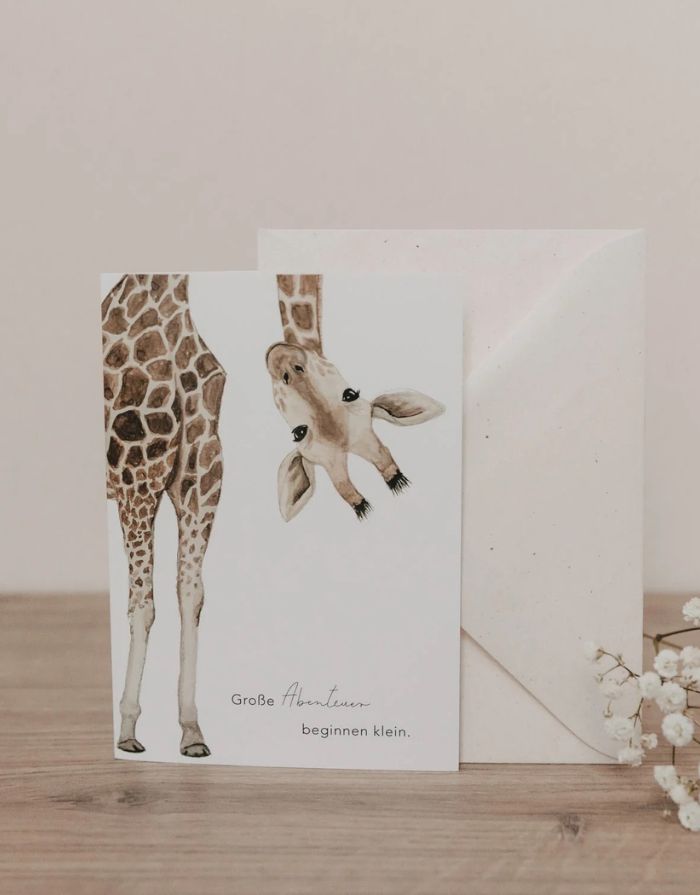 Klappkarte mit Umschlag von Eulenschnitt mit einer Giraffe und der Aufschrift: Große Abenteuer beginnen klein