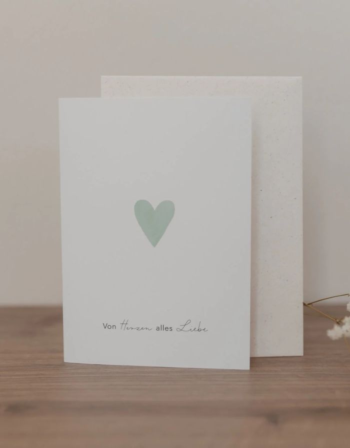 Klappkarte von Eulenschnitt mit Umschlag und einem mintfarbenem Herz mit der Aufschrift: Von Herzen alles Liebe