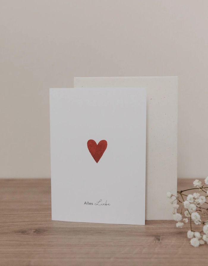 Klappkarte mit Umschlag von Eulenschnitt mit einem roten Herz und der Aufschrift: Alles Liebe 