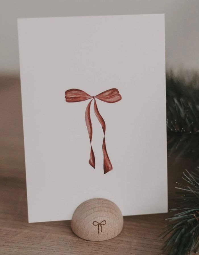 Postkarte Bow von Eulenschnitt mit roter Aquarellschleife auf matt lackiertem 400g Papier im DIN-A6-Format – ideal als Weihnachtskarte oder Geschenkanhänger.