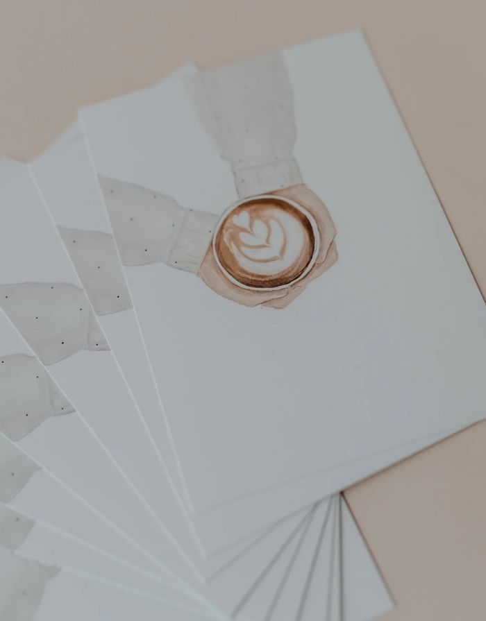 Viele  Postkarten in Weiß von Eulenschnitt mit Händen, die einen Kaffee halten