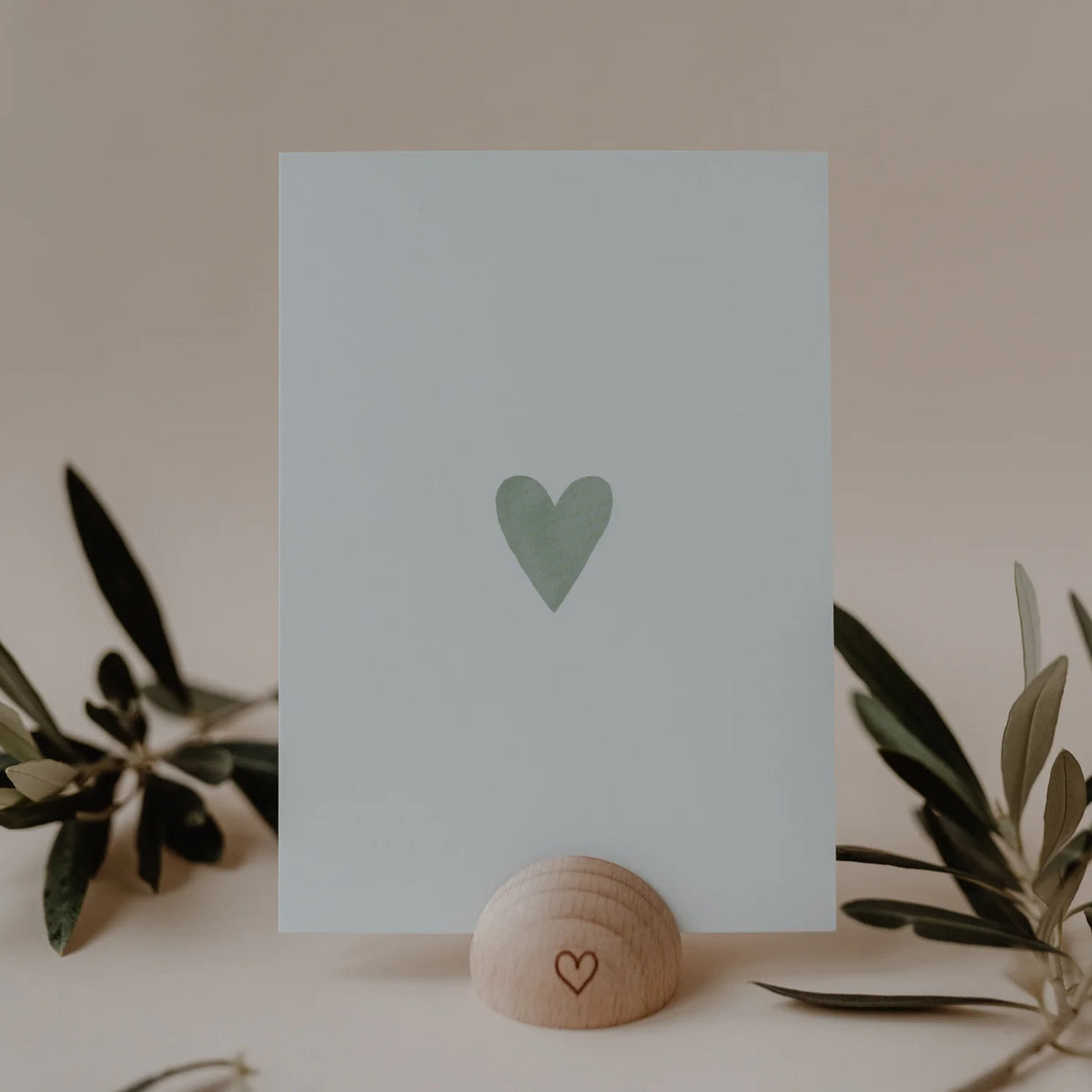 Postkarte in  Weiß mit einem mintfarbenem Herz von Eulenschnitt