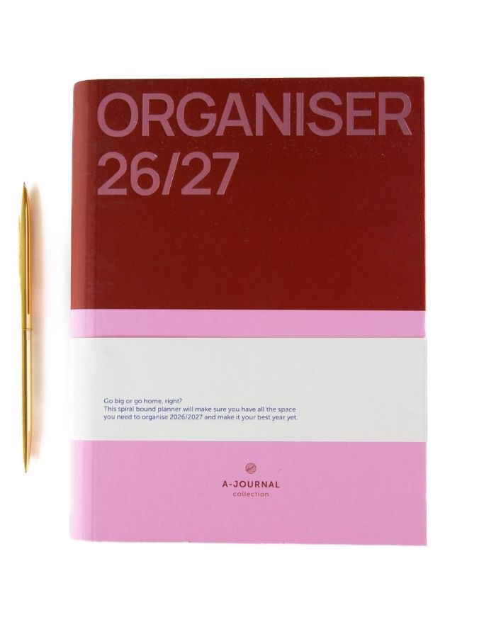 Spiral Organiser 2026/2027 Pink von A-Journal mit Spiralbindung für Schule, Studium und Terminplanung von vorne mit goldenem Stift daneben
