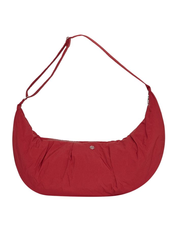 MSCH Copenhagen Tasche Safea Sasja Icon Rhubarb in wattierter Optik mit verstellbarem Gurt und Reißverschluss.