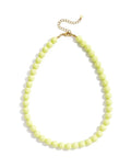 Kurze Perlenhalskette aus Resin mit Edelstahl-Elementen und verstellbarer Länge in pale yellow