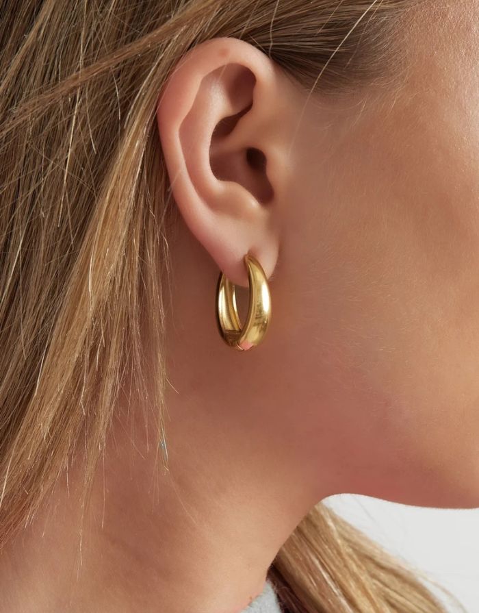 Vergoldete Classy Hoop Creolen aus Edelstahl mit zeitlosem Design und glänzender Oberfläche.