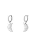 Silber Ohrringe mit Croissant-Anhänger.
Wasserfester Schmuck mit französischem Charme.