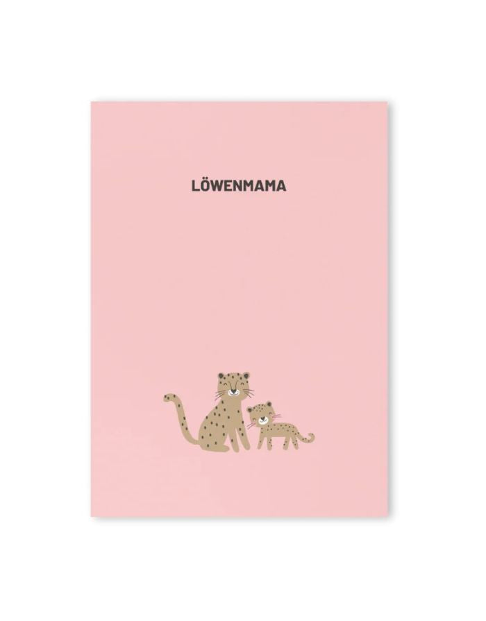 Postkarte von Herr und Frau Hempel aus hochwertiger Holzschliffpappe im DIN-A6-Format in Rosa mit der Aufschrift Löwenmama 
