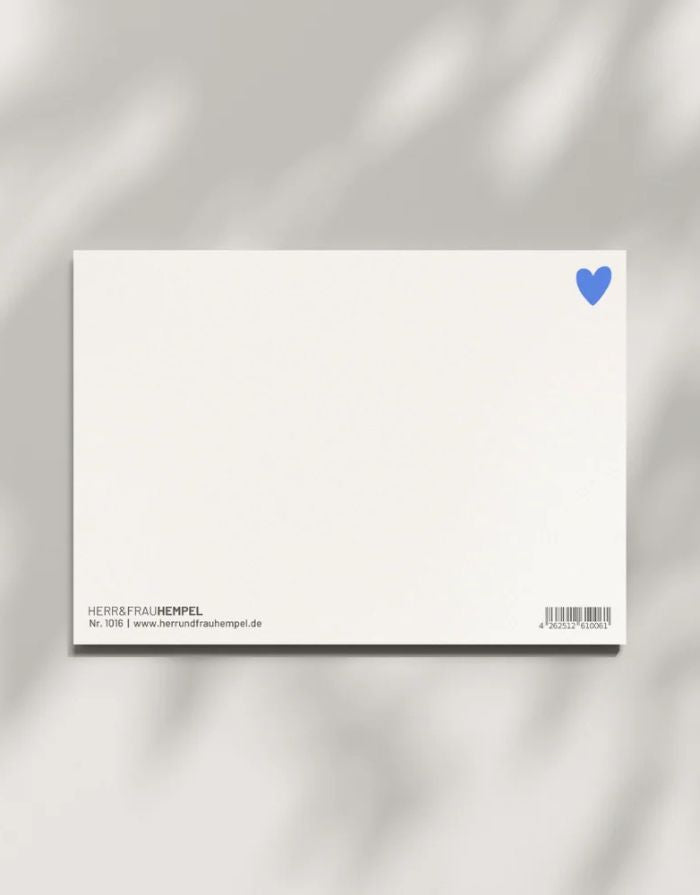 Postkarte von Herr und Frau Hempel aus hochwertiger Holzschliffpappe im DIN-A6-Format mit Blanko Rückseite und kleinem blauen Herz oben rechts in der Ecke