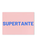 Postkarte von Herr und Frau Hempel aus hochwertiger Holzschliffpappe im DIN-A6-Format in Rosa mit der Aufschrift Supertante in Blau