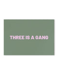 Postkarte von Herr und Frau Hempel aus hochwertiger Holzschliffpappe im DIN-A6-Format mit der Aufschrift Three is a Gang