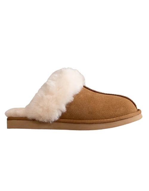 Lumi Slipper aus echtem Wildleder mit weichem Schafwollfutter, sichtbarem Wollkragen und robuster Gummisohle als Freisteller 