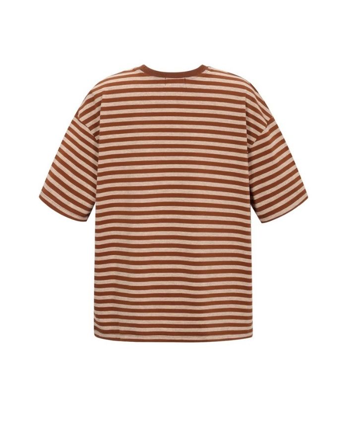  Blraun gestreiftes Blocked Striped Tee T-Shirt aus Baumwolle mit bequemer Passform für den Alltag als Freisteller von hinten