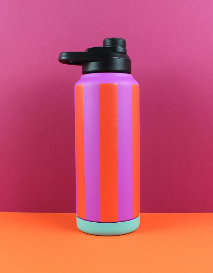 Ava & Yves Trinkflasche Stripes Fuchsia/Feuerrot/Petrol – 1 Liter Edelstahlflasche mit Sportverschluss, vakuumisoliert.