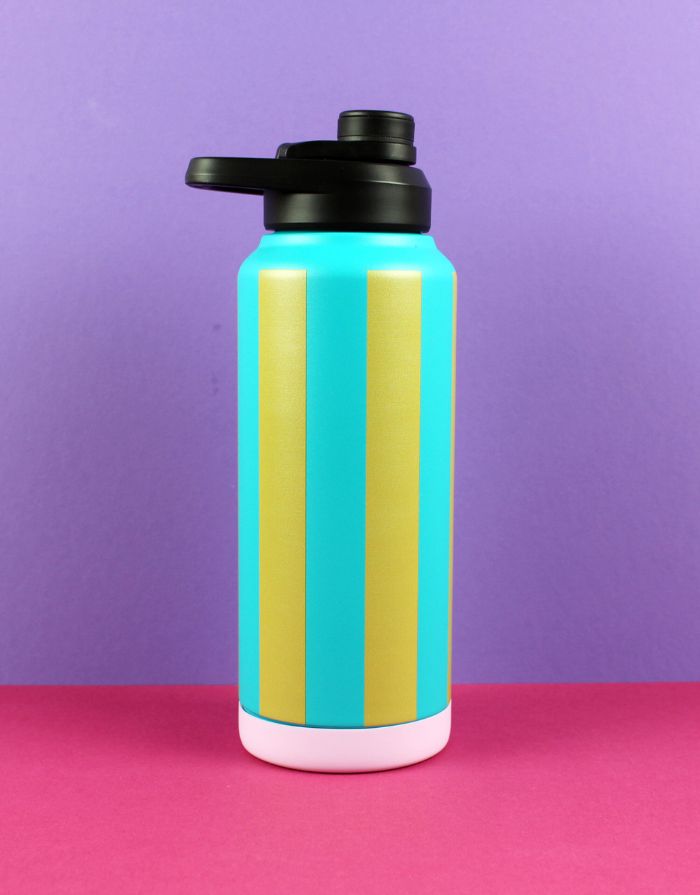 Ava & Yves Trinkflasche Stripes Petrol/Olive-Gold/Flieder – 1 Liter Edelstahlflasche mit Sportverschluss, vakuumisoliert.