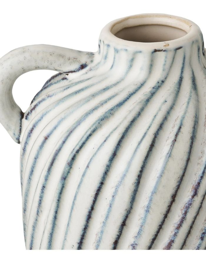 House Nordic Keramikvase Blau/Weiß mit Linienstruktur und zwei Henkeln, 22 cm hoch.