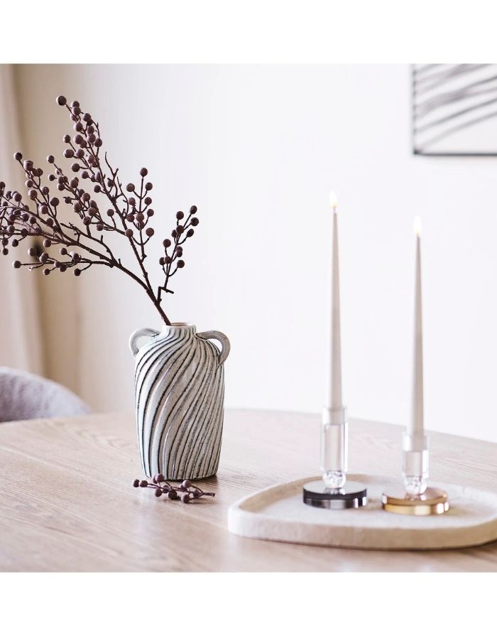 House Nordic Keramikvase Blau/Weiß mit Linienstruktur und zwei Henkeln, 22 cm hoch.