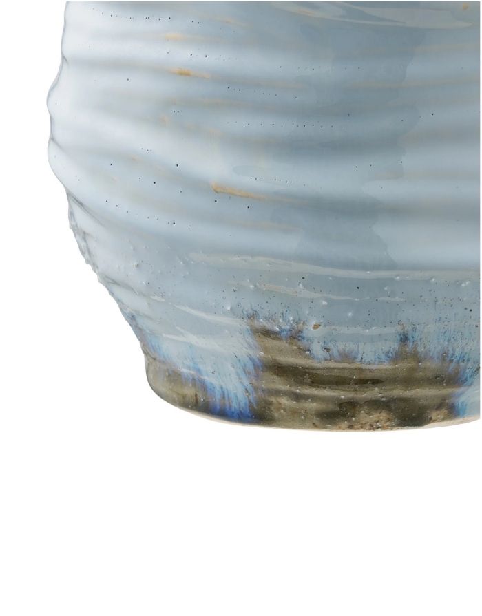 Hellblaue Keramikvase von House Nordic mit bauchiger Form und dekorativer Oberfläche im Detail von unten