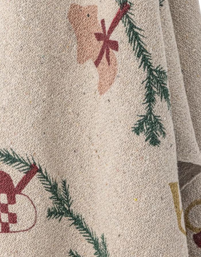 Bloomingville Decke Yule Natur aus recycelter Baumwolle mit Weihnachtsmotiv im Detail