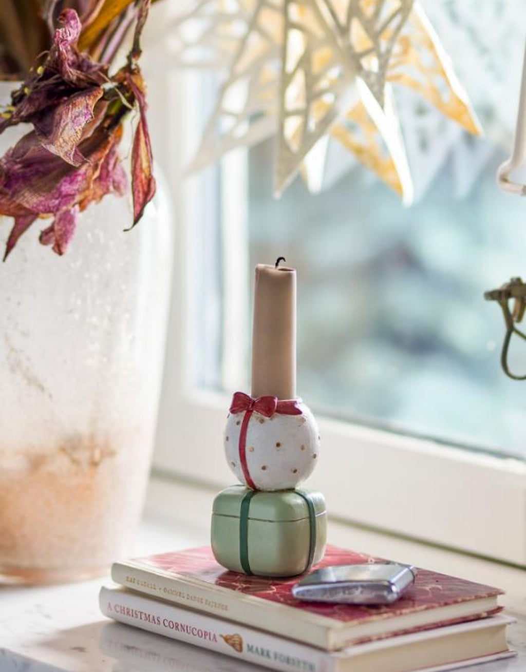 Bunter Wish Kerzenhalter von Bloomingville aus Polyresin in Form von gestapelten Weihnachtsgeschenken.
