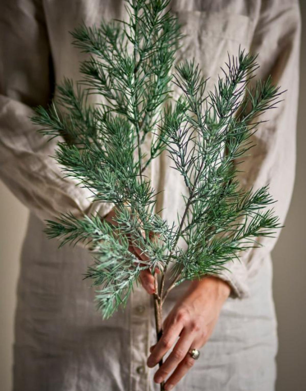  Grüner künstlicher Pinie Stiel von Bloomingville mit braunem Stiel und feinen Kiefernnadeln, 73 cm hoch.