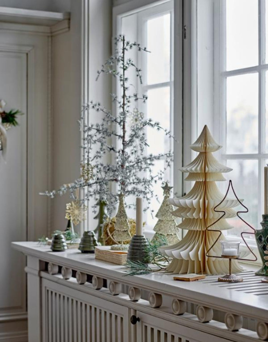 Weißer Milan Deko Baum von Bloomingville aus FSC Mix zertifiziertem Papier in skandinavischem Weihnachtsdesign.