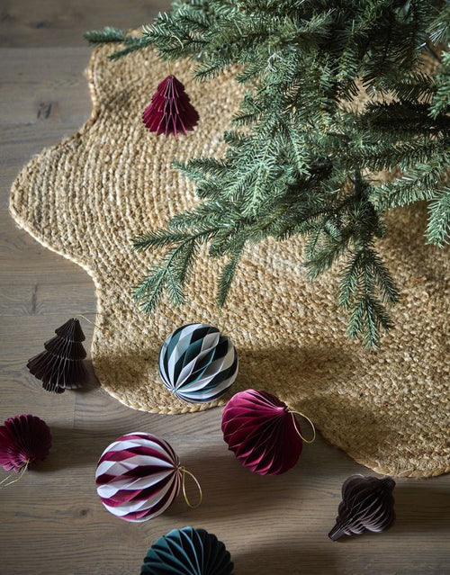 Roter Weihnachtsbaumanhänger Uni von Affari of Sweden aus Papier mit Magnet, Ø 7 × H 10 cm, mit weihnachtlichem Hintergrund.