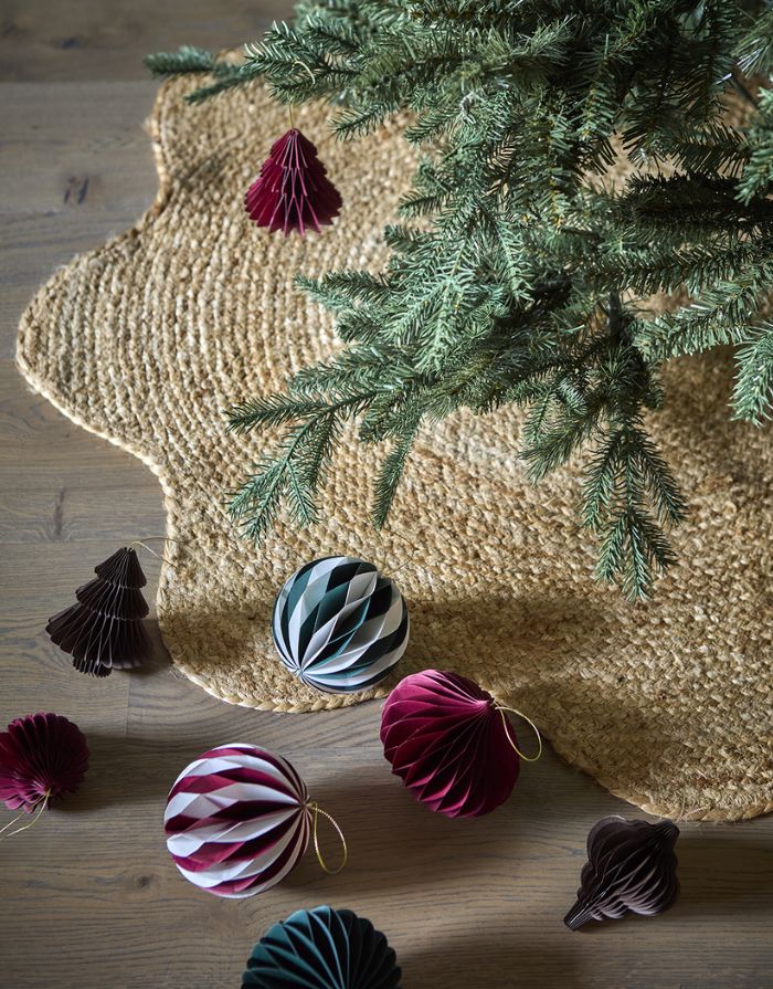 Brauner Weihnachtsbaumanhänger Tree von Affari of Sweden aus Papier mit Magnetverschluss, Ø 9 × H 10 cm.