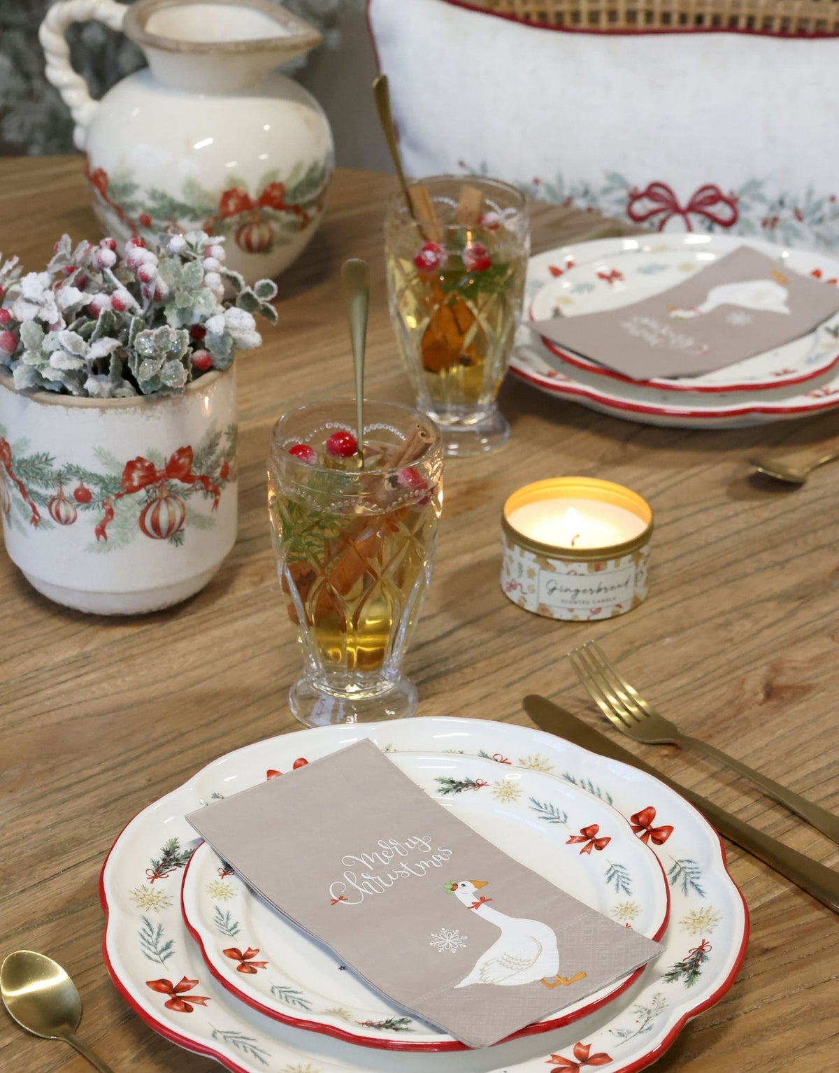 Duftkerze Gingerbread von Chic Antique im kleinen Zinnbehälter mit Deckel und einer Brenndauer von ca. 12 Stunden auf festlicher Tafel