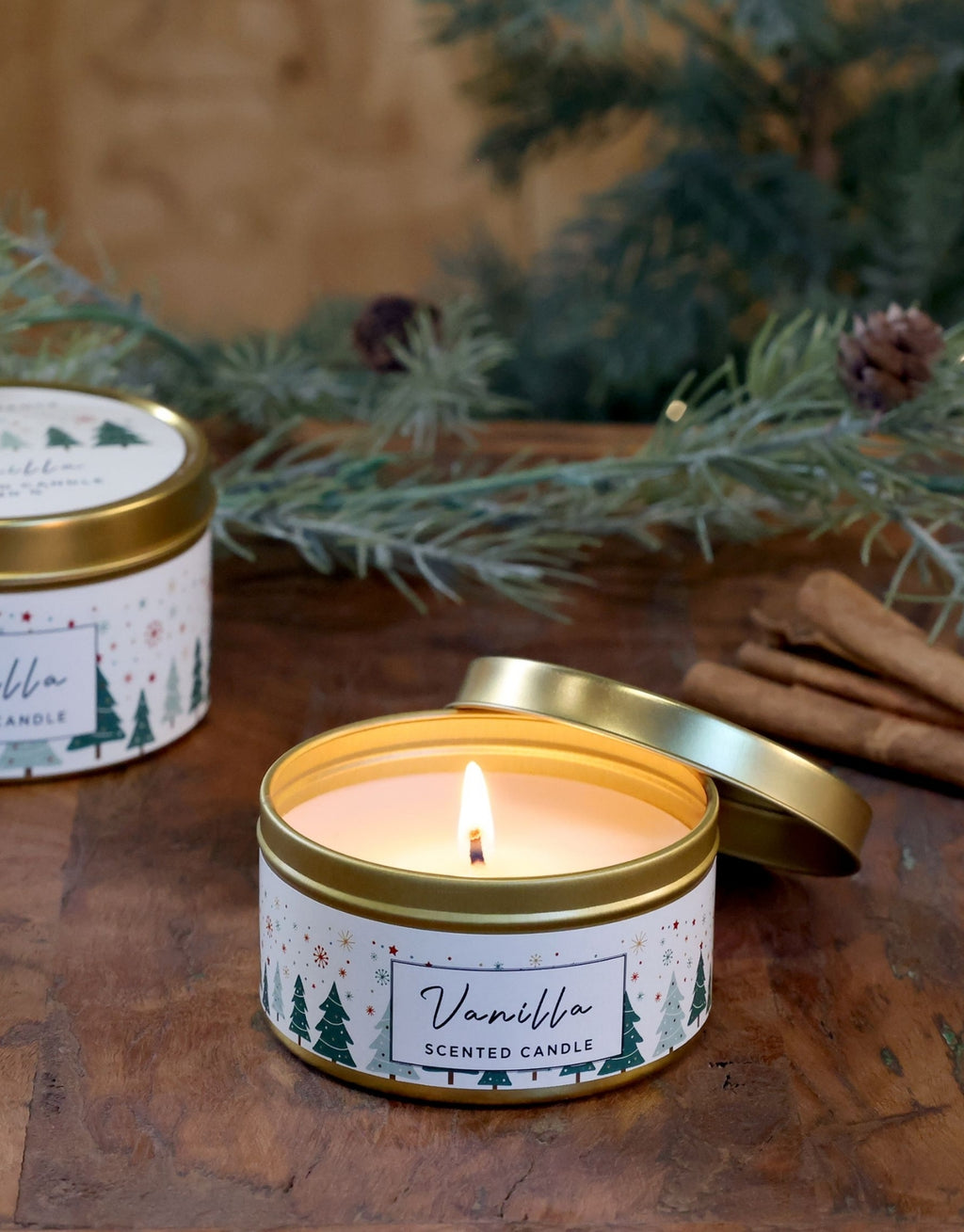 Duftkerze Vanilla von Chic Antique im kleinen Zinnbehälter mit Deckel und warmem Vanilleduft.