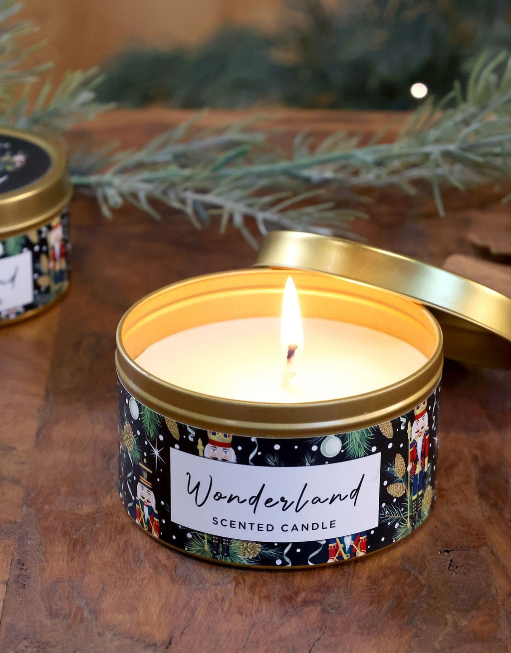 Duftkerze Wonderland von Chic Antique im dekorativen Zinnbehälter mit einer Brenndauer von ca. 40 Stunden.