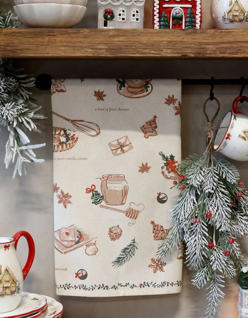 Geschirrtuch von Chic Antique in natürlicher Leinenfarbe mit liebevollem Weihnachtsbackmotiv aus Baumwolle im Format 50 × 70 cm.